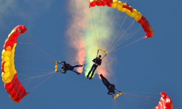 PROPUESTAS DE OCIO Y TURISMO | La Patrulla Acrobática de Paracaidismo del Ejército del Aire ofrecerá una exhibición en el FIA “El Yelmo” 2022