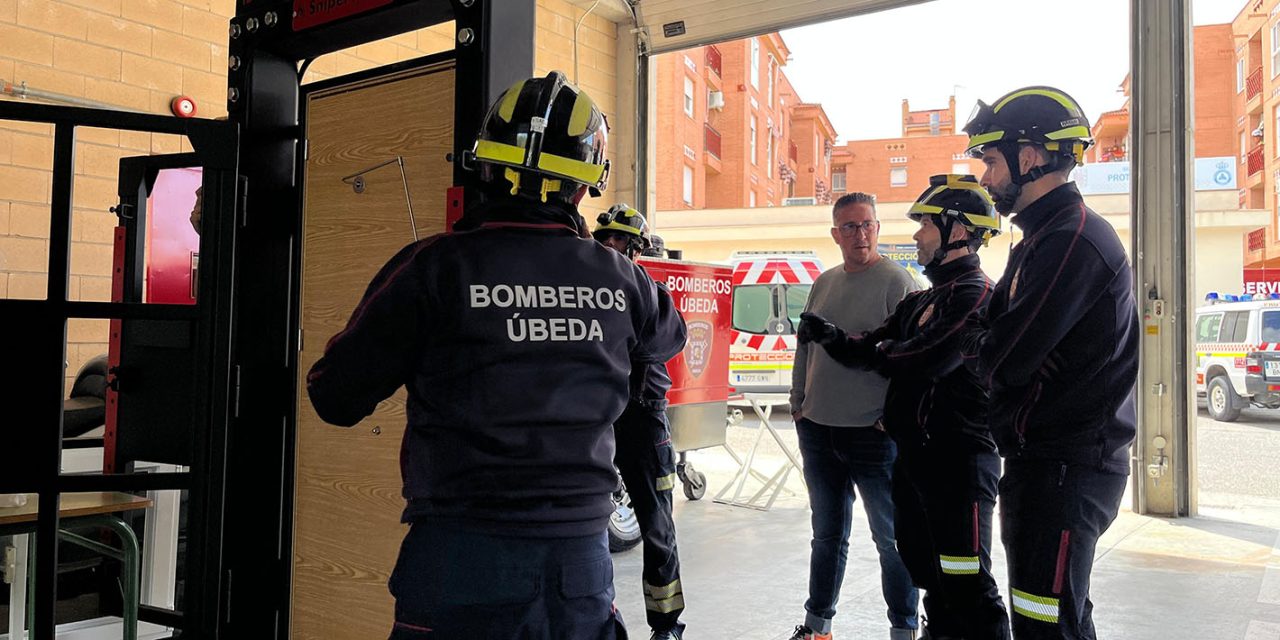 EL PARQUE DE BOMBEROS DE ÚBEDA REFUERZA SU FORMACIÓN EN INTERVENCIONES PARA EL ACCESO A VIVIENDAS Y LOCALES