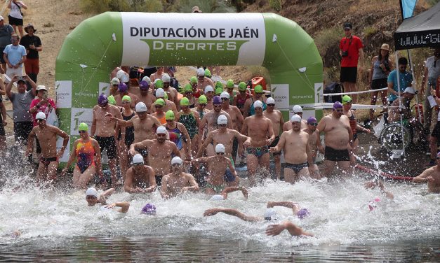 Más de 230 personas toman parte en el VIII Circuito Provincial de Travesías a Nado de la Diputación